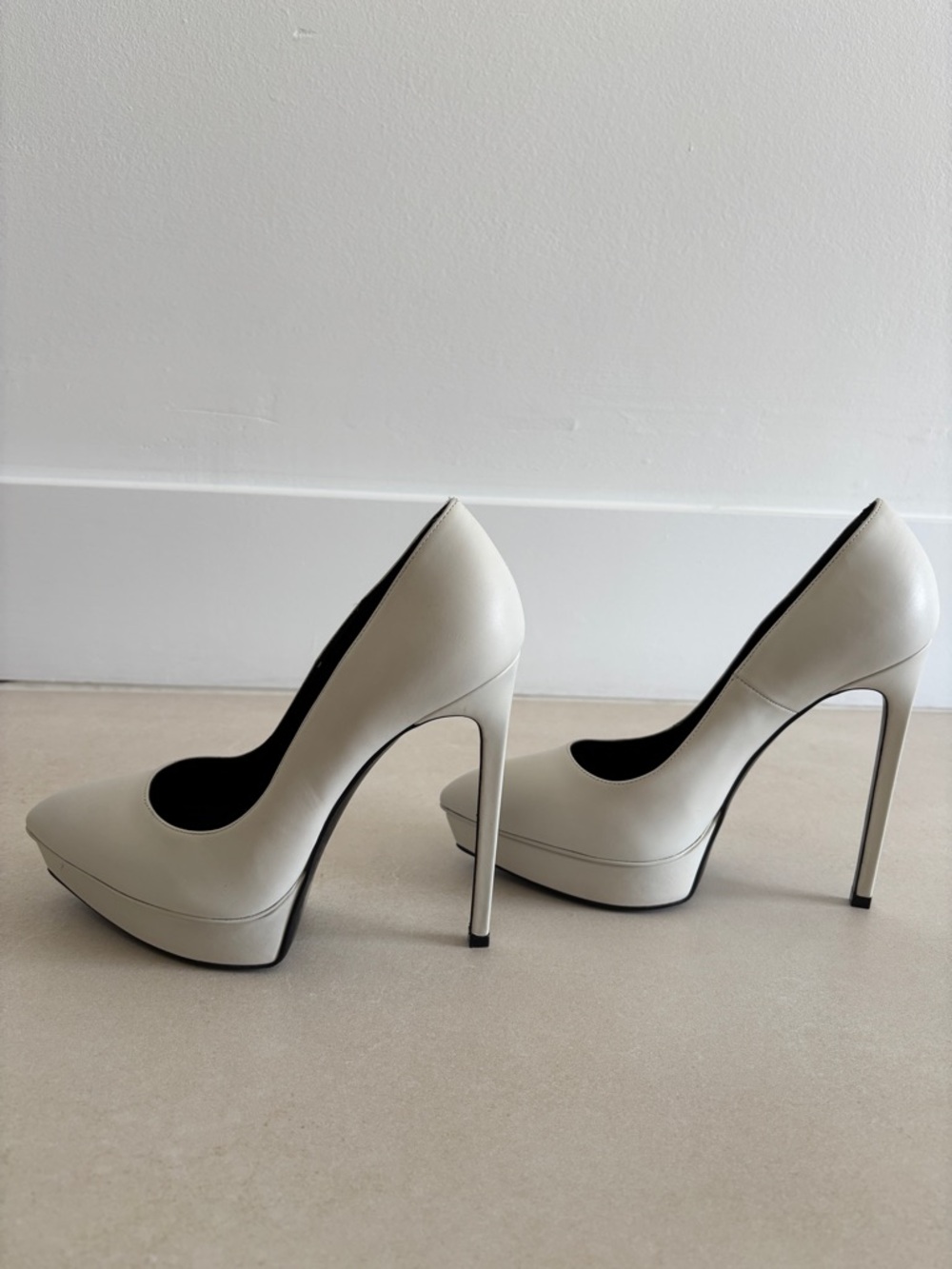 Saint Laurent White Pointed Toe Leather Pumps with Black Insole - Picture 4 of 6